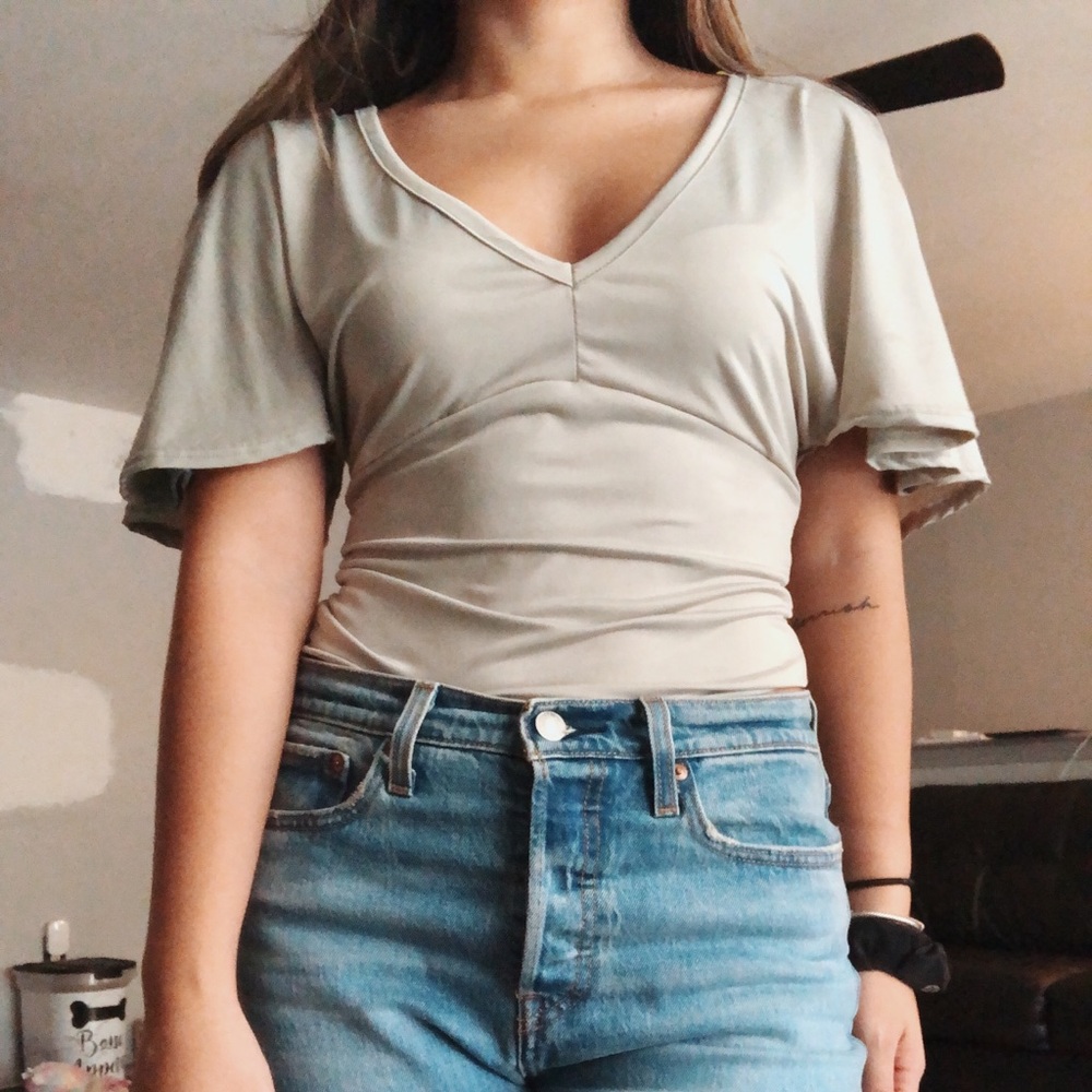 Flutter sleeve fitted top
